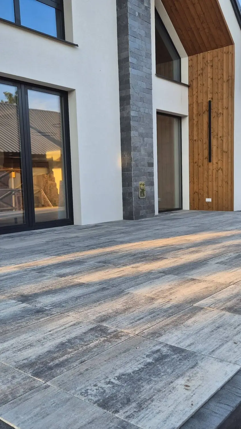Taras z płyt wielkoformatowych przy nowoczesnym domu