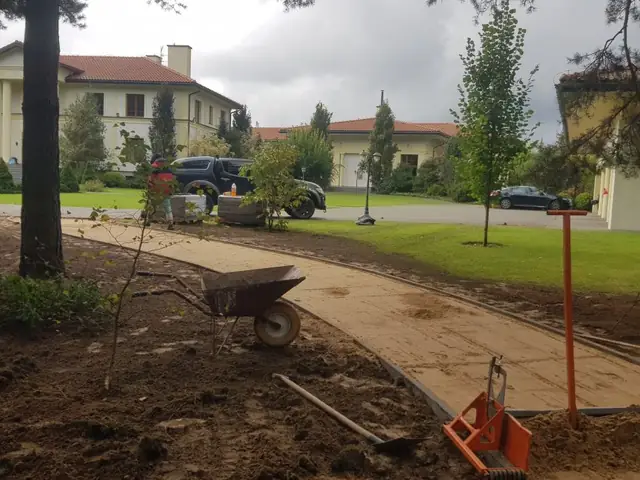 Ścieżka w lesie – podbudowa i obrzeża