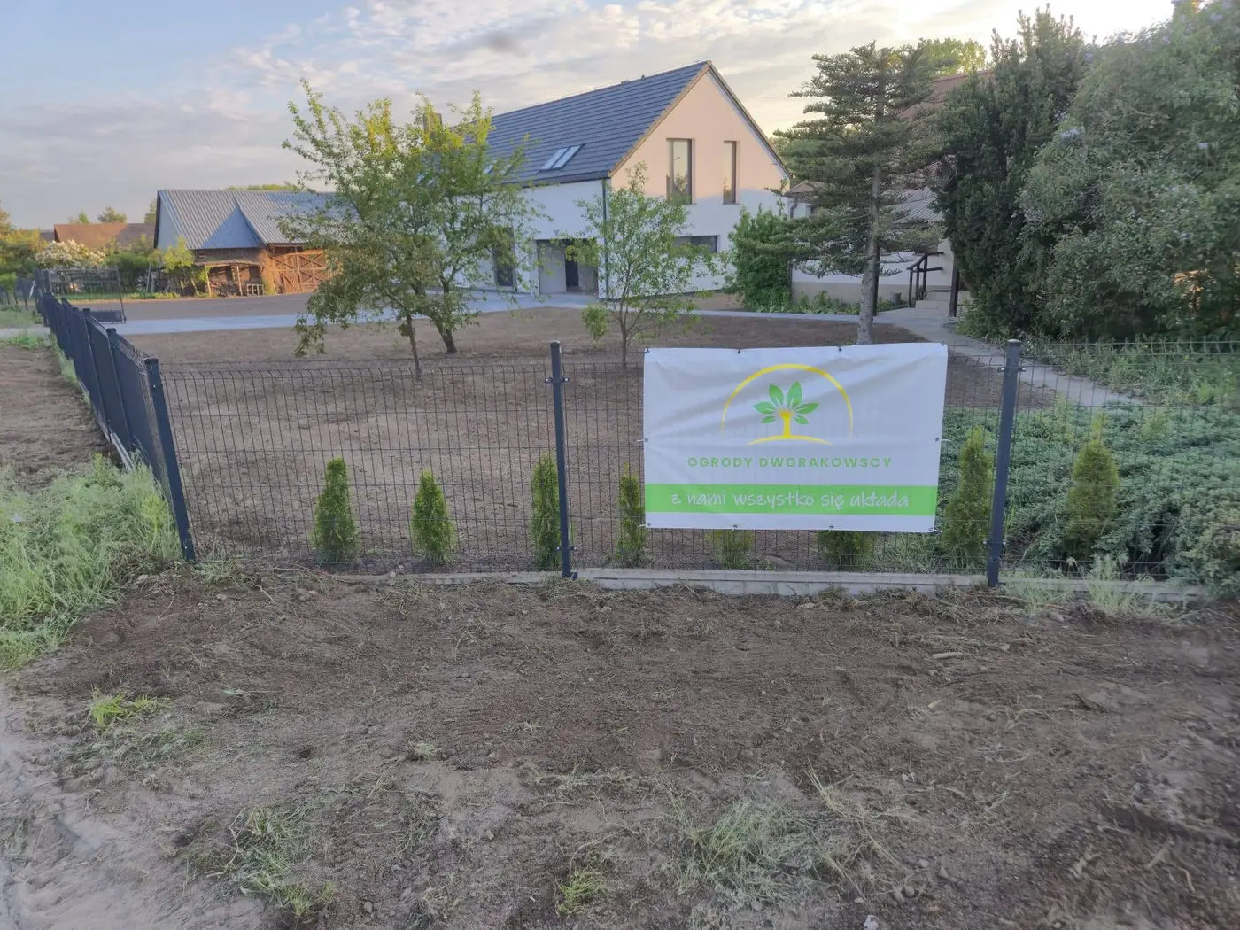 Teren pod nowy ogród – nasz baner na ogrodzeniu