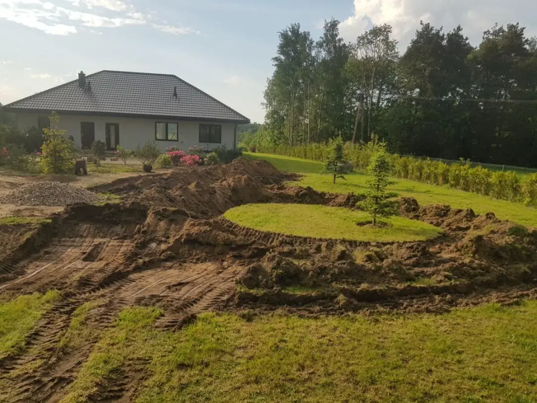 Ogród w budowie – wyprofilowane rabaty i trawnik