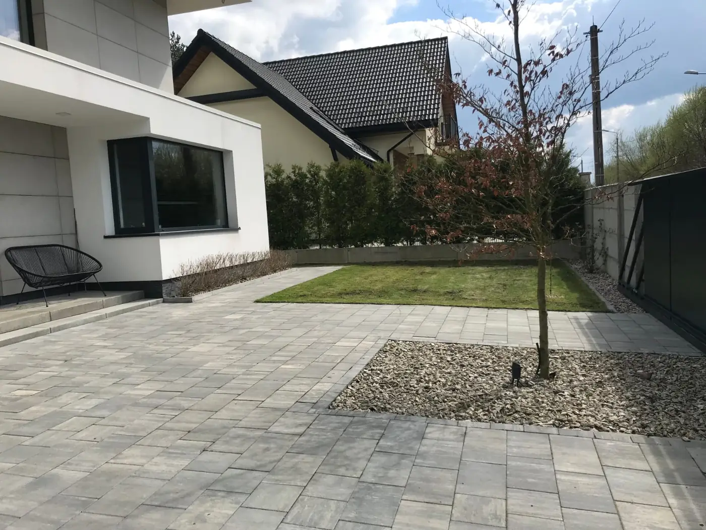 Po: Z gołej ziemi – taras z płyt i nasadzenia
