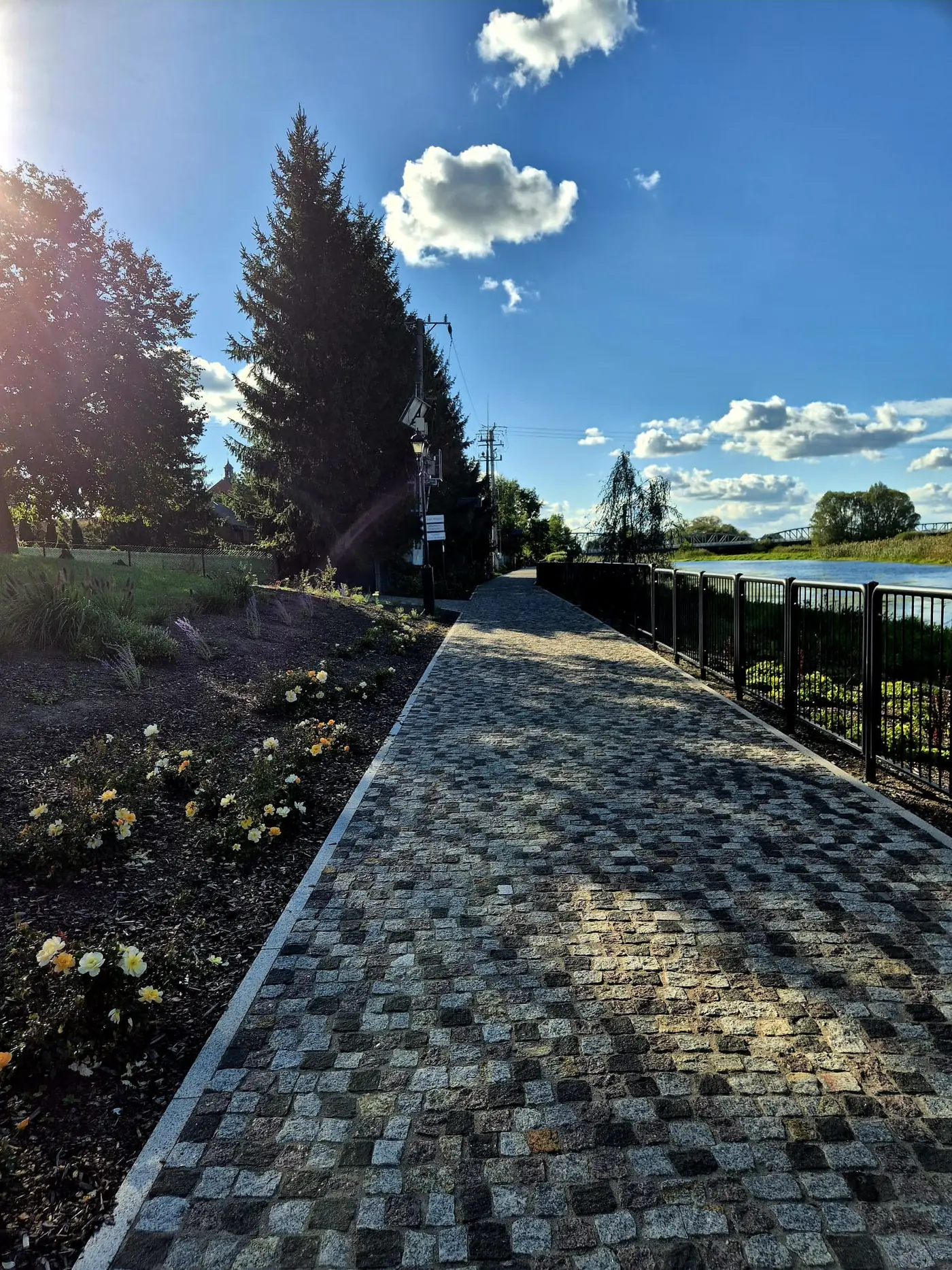 Ścieżka z kostki nad rzeką i nowe nasadzenia wzdłuż balustrady
