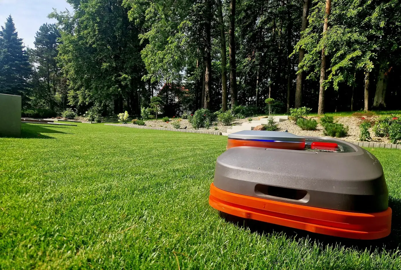 Robot koszący Segway Navimow na trawniku