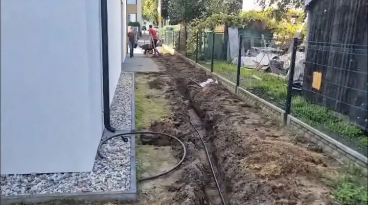 Instalacja nawadniania – rura w wykopie wzdłuż domu