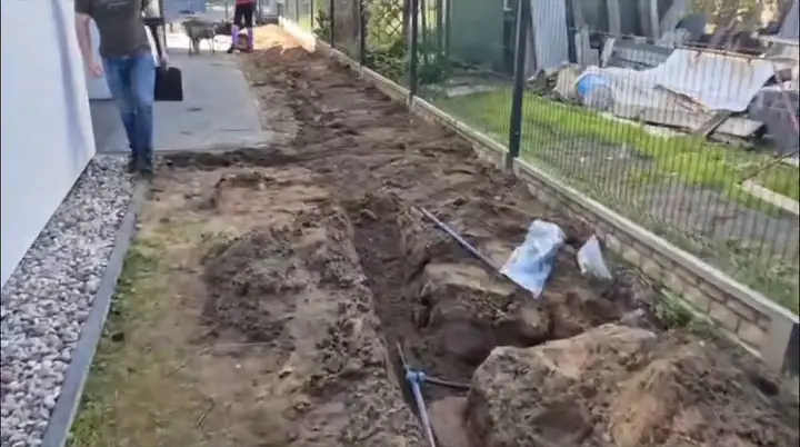 Montaż instalacji nawadniania w wykopie