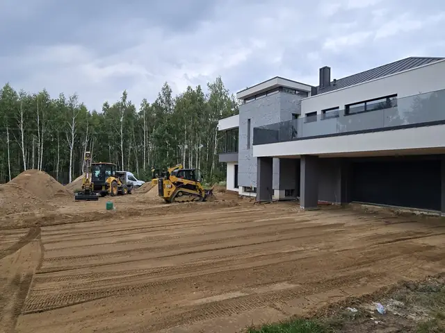 Wyrównany teren przed willą – podbudowa pod płyty