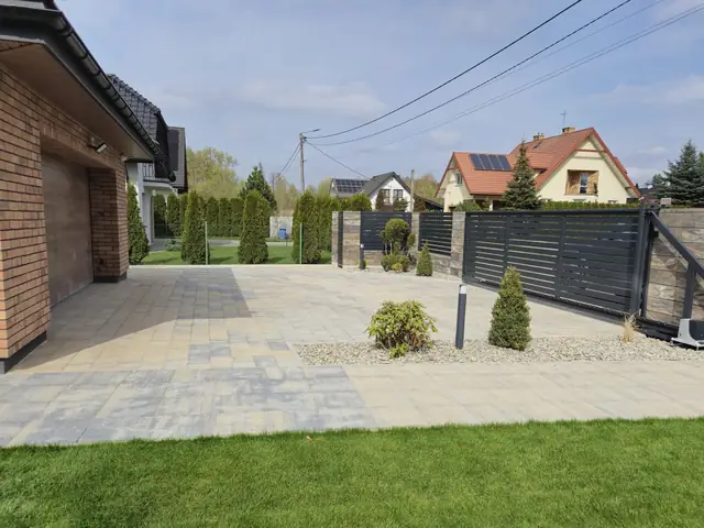 Podjazd z płyt wielkoformatowych przed garażem