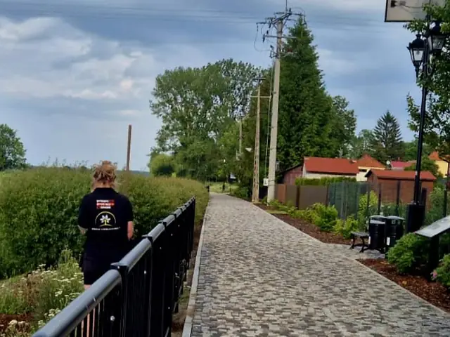 Ścieżka z kostki i balustrada nad rzeką