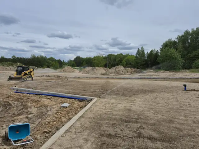 Wyrównany teren i obrzeża pod przyszłe trawniki