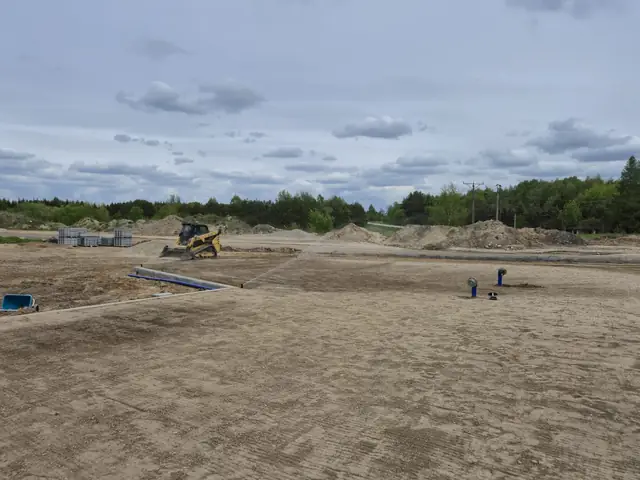 Ładowarka przy wyrównywaniu dużego terenu