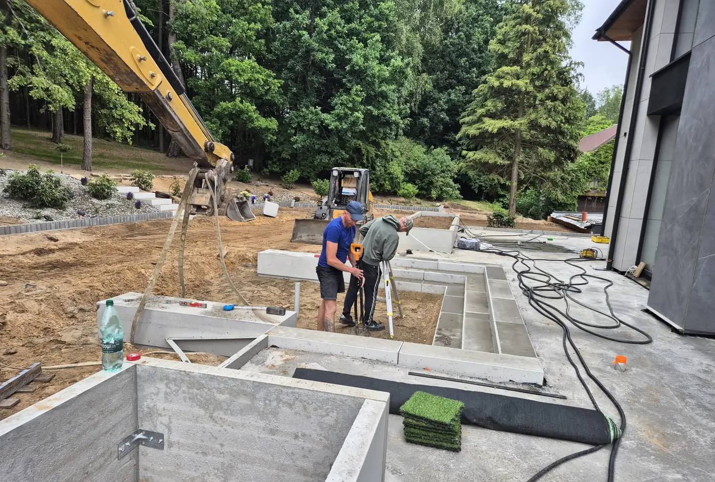 Budowa betonowych murków i donic przy domu