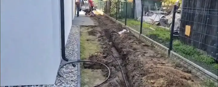 Instalacja nawadniania – rura w wykopie wzdłuż domu