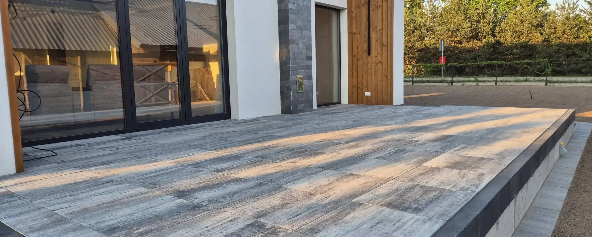 Taras z płyt wielkoformatowych przy nowoczesnym domu