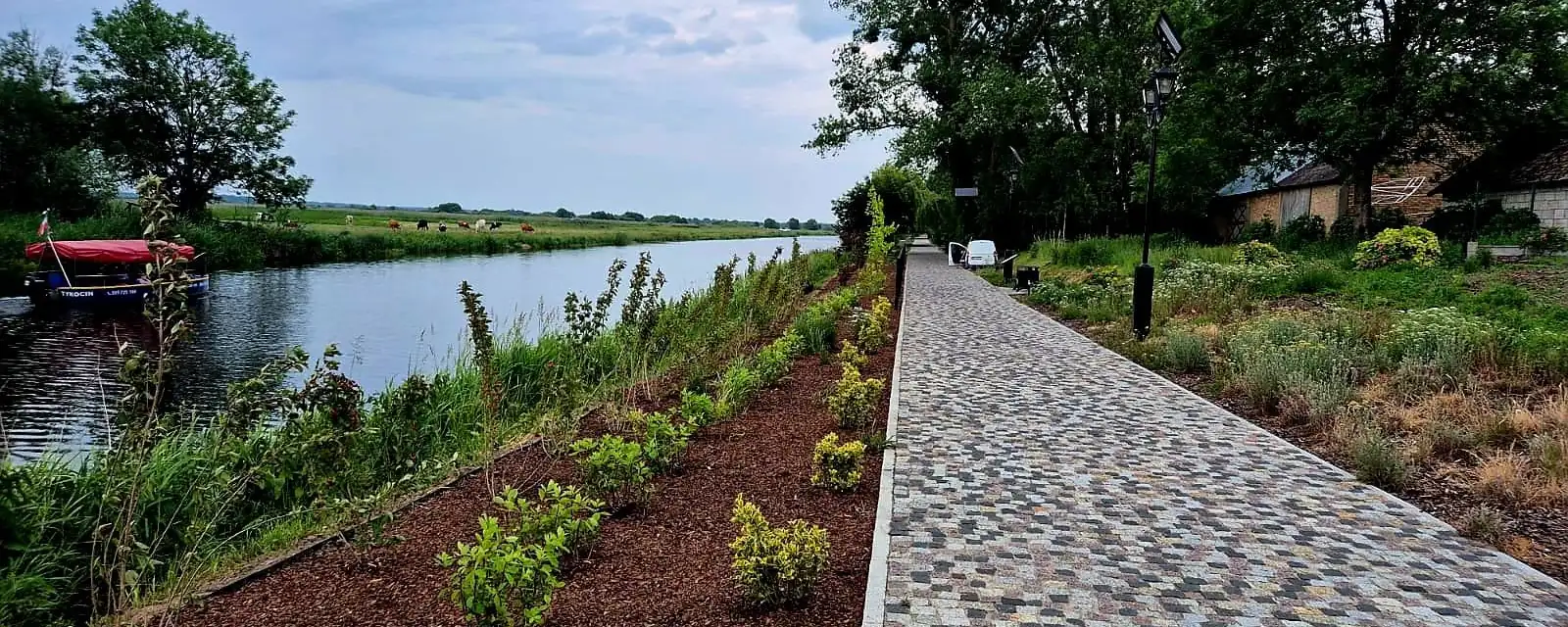 Ścieżka nad rzeką – obsadzona skarpa